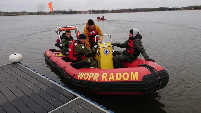 Manewry ratowników wodnych odbyły się na zalewie w Domaniowie. Był to jeden z etapów przygotowań do sezonu wiosennego i letniego.