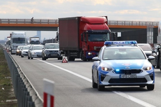 Utrudnienia na S8 w kierunku Wrocławia. Policja cały czas prowadzi działania. Korek ma blisko 5 km.