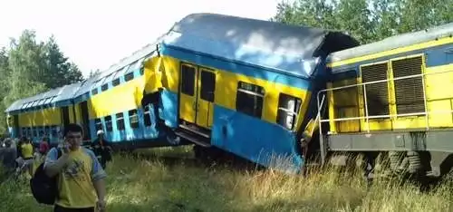 Pociąg osobowy po czołowym zderzeniu w Korzybiu.