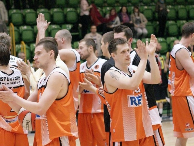 Koszykarze Sportino dziękują kibicom za doping po wygranym meczu z Sokołem Łańcut