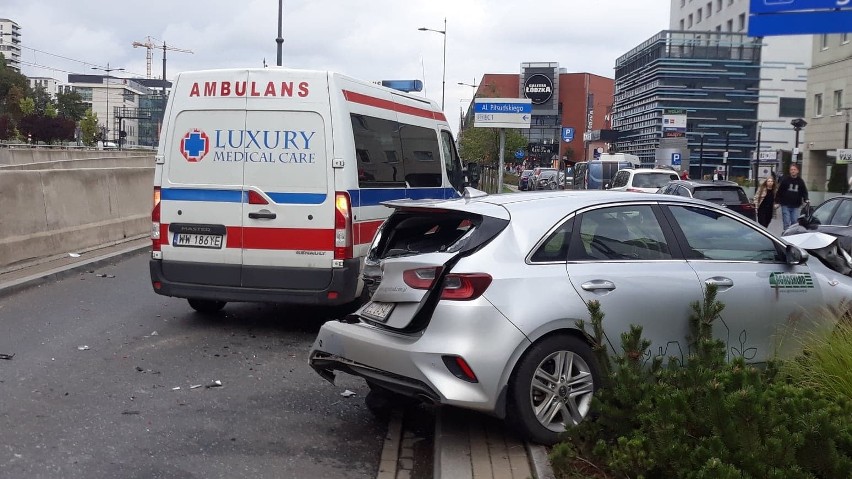 Wypadek na al. Piłsudskiego. Zderzyły się ambulans i osobowa kia, ucierpiały dwie osoby