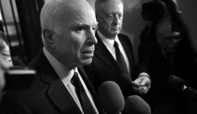 Senator stanu Arizona John McCain zmarł w sobotę w wieku 81 lat.