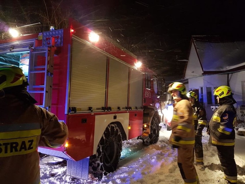 Nocna akcja strażaków. Płonący dom został ocalony