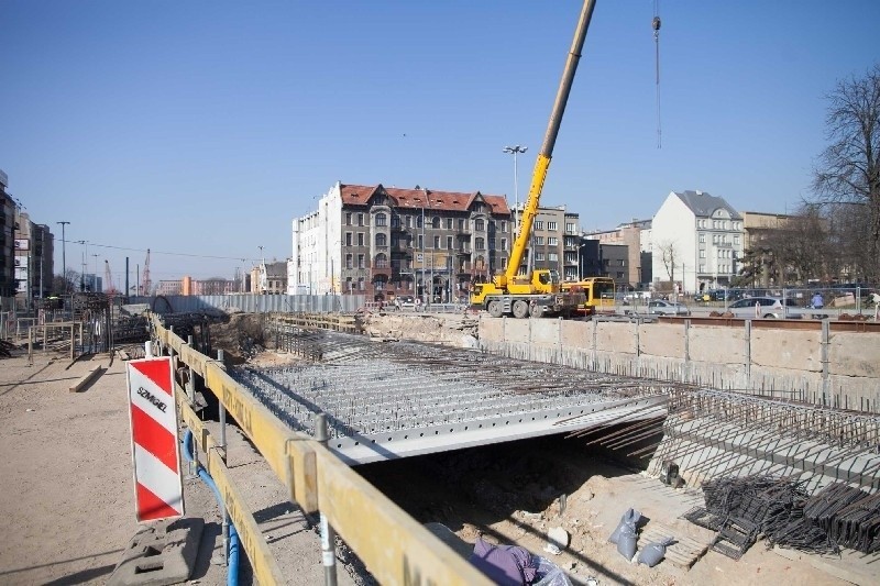 Pierwsze belki pod przyszły strop są układane obecnie na...