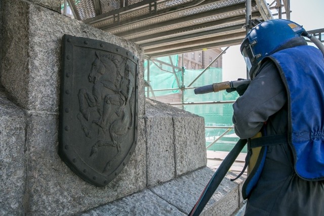 Tak wygląda czyszczenie pomnika za pomocą łupin orzechów