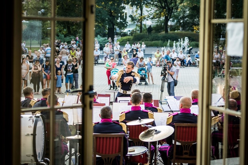 Koncert orkiestry wojskowej przed filharmonią pomorską...