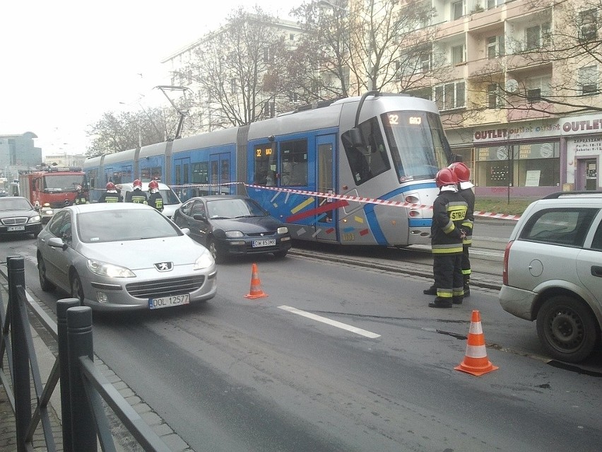 Wrocław: Wypadek na Piłsudskiego. Zderzyły się trzy samochody (ZDJĘCIA)