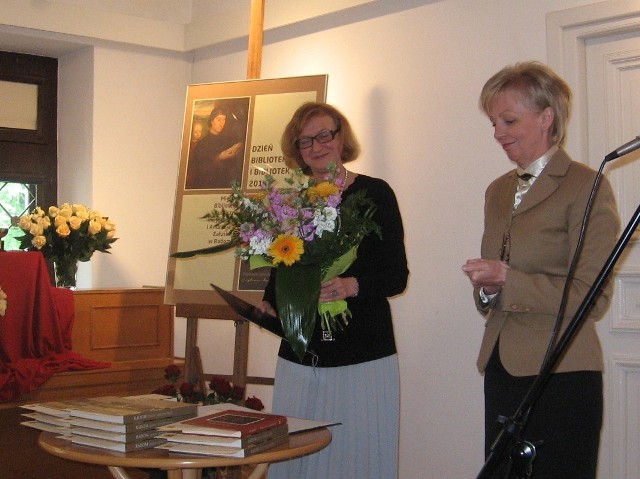 Życzenia przekazala bibliotekarzom wiceprezydent, Anna Kwiecień.