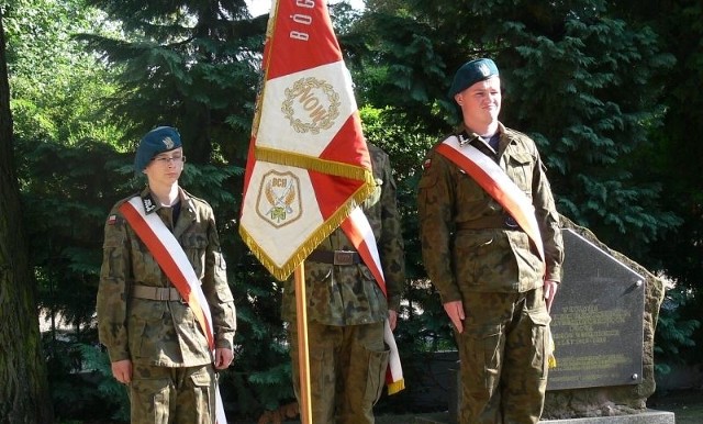 Punktualnie o godzinie 17 na Cmentarzu Wojskowym w Tarnobrzegu rozpoczęły się obchody 65. rocznicy wybuchu powstania warszawskiego.