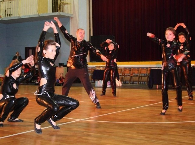 Grupa JUMP 11 zdobyła drugie miejsce wśród grup starszych w VIII Mikołajkowym Turnieju Tańca
