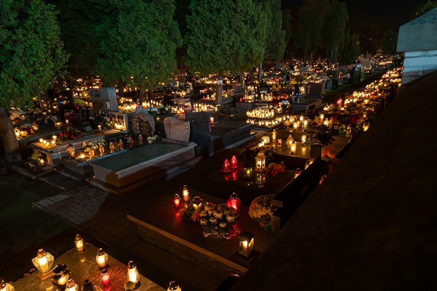 Nowy Sącz. Cmentarz Komunalny nocą zachwyca i zachęca do refleksji [ZDJĘCIA]