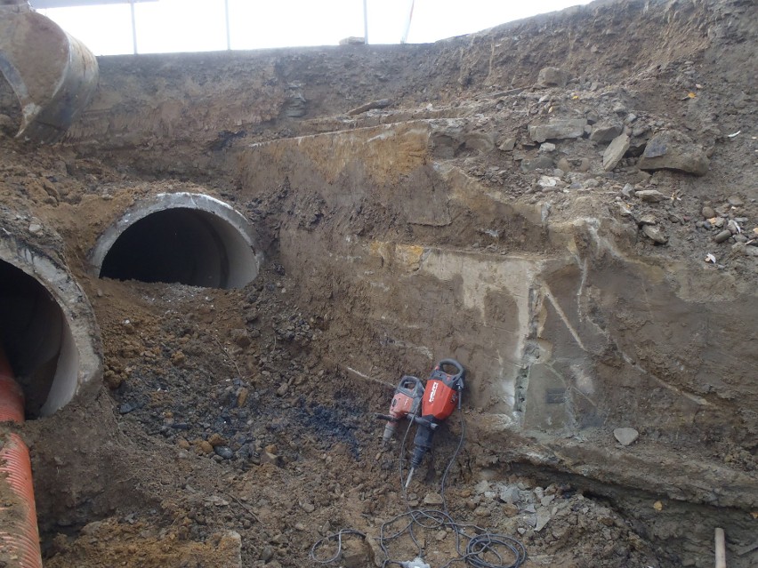 Macewy odnalezione w przepuście drogi w Dominikowicach mają trafić na gorlicki kirkut. W przyszłości będą elementem Latarni Nieobecnych