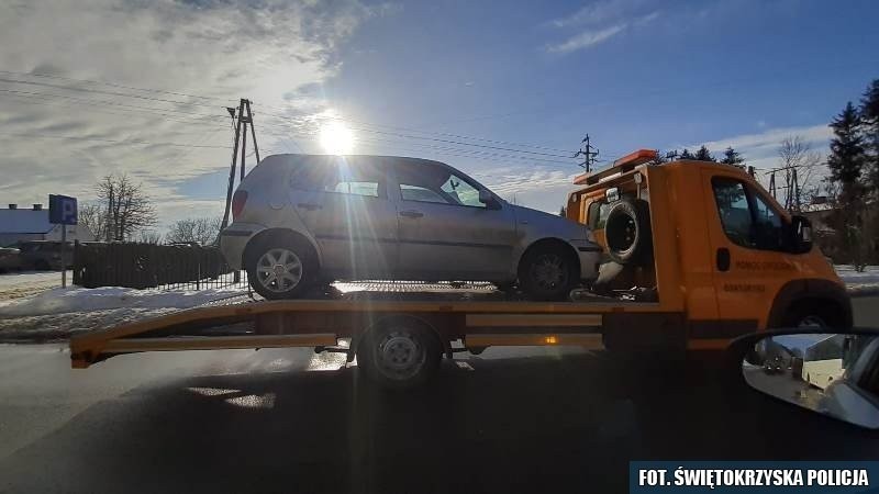 Niesprawny volkswagen trafił na policyjny parking