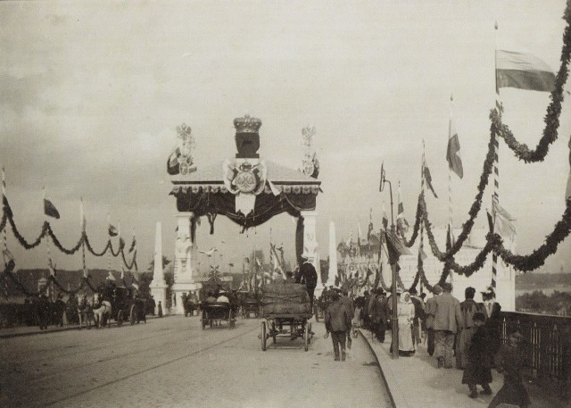 Brama triumfalna wzniesiona na przyjazd cara Mikołaja II przy ul. Aleksandrowskiej w Warszawie