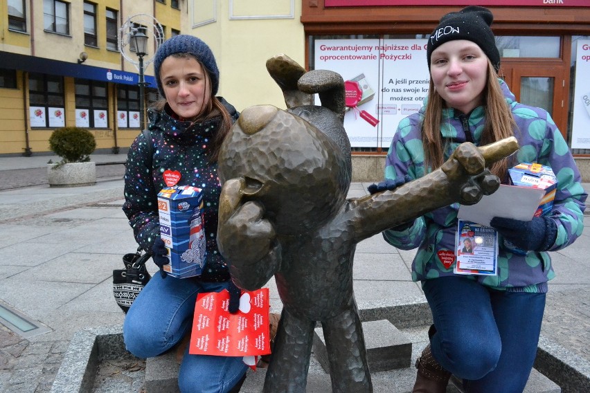 wolontariuszki WOŚP spotkane przy pomniku Reksia, Katarzyna...