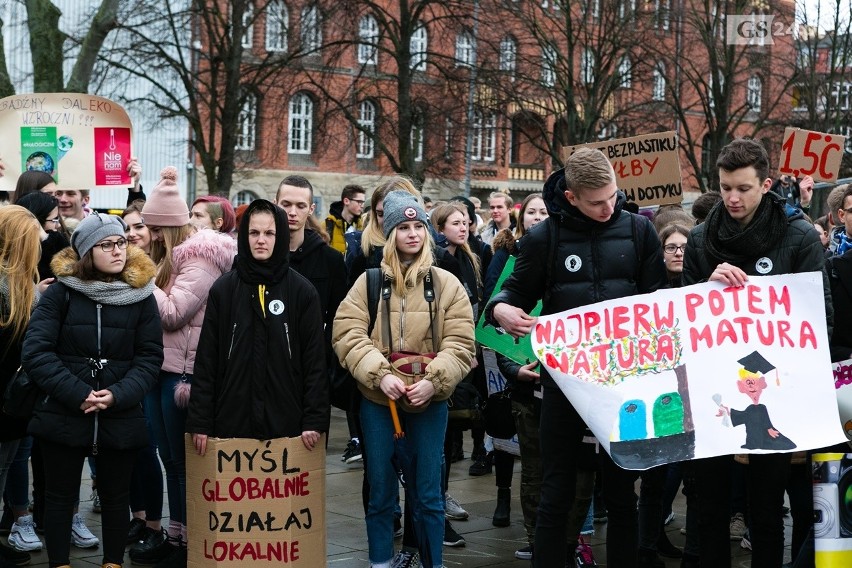 Strajk młodzieży dla klimatu w Szczecinie. Zrezygnowali z lekcji by uświadamiać polityków [ZDJĘCIA, WIDEO]