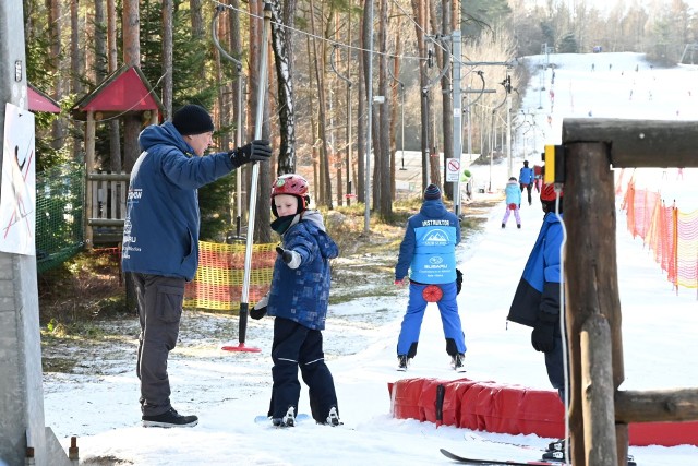 Prawdziwe oblężenie przeżywał w sobotę, 12 lutego, stok na Stadionie w Kielcach. Do ostatniego miejsca zapełniony był parking, z pięknej pogody korzystały całe rodziny. Zobaczcie zdjęcia z zimowej zabawy.