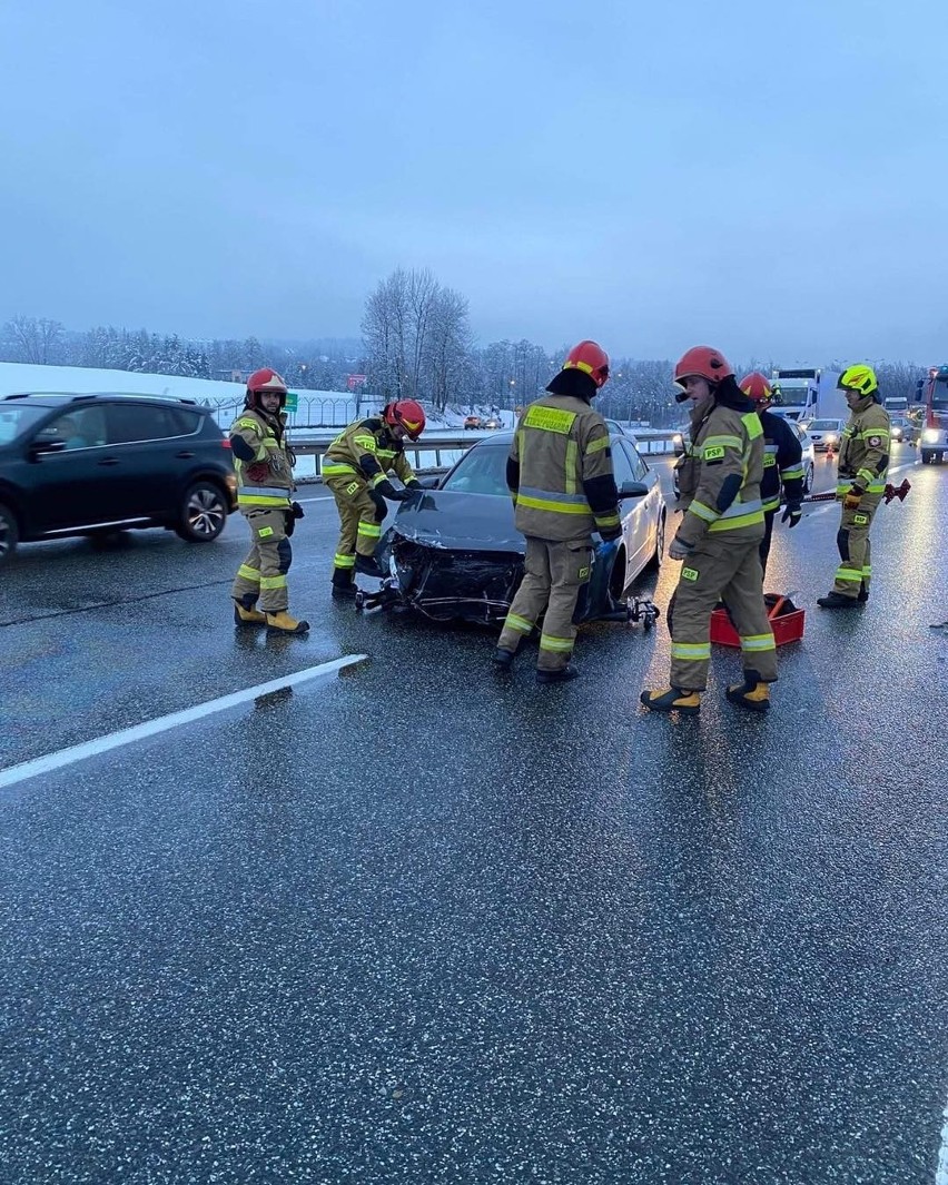 Wypadek na A4 pod Krakowem. Osobówka skosiła barierki