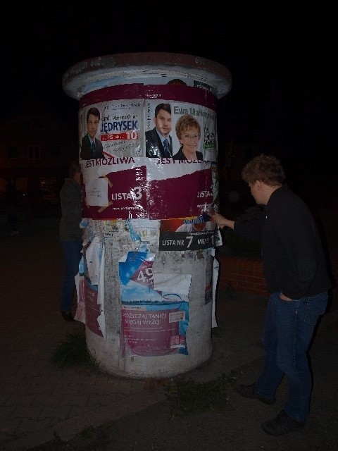 Zdejmowanie plakatów wyborczych partii Razem na Dolnym...