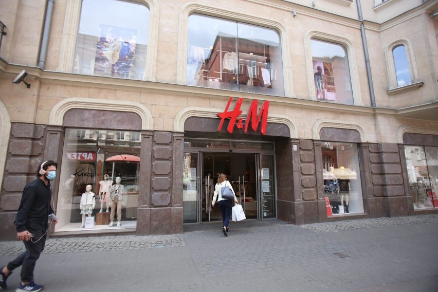 22 kwietnia 2020 r., Katowice. Otwarty sklep sieci H&M przy...