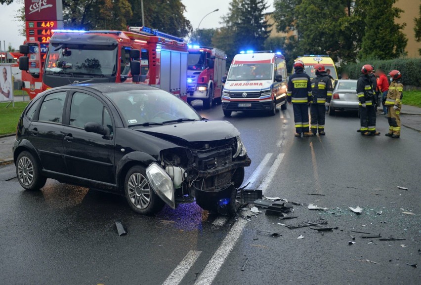 Zderzenie audi z citroenem na ul. Sanockiej w Przemyślu. Mężczyzna nie ustąpił kobiecie pierwszeństwa [ZDJĘCIA]