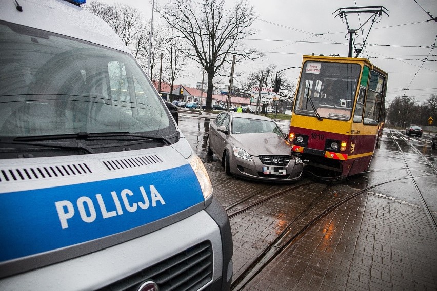 Wypadek na Dąbrowskiego. Samochód zderzył się z tramwajem [ZDJĘCIA+FILM]