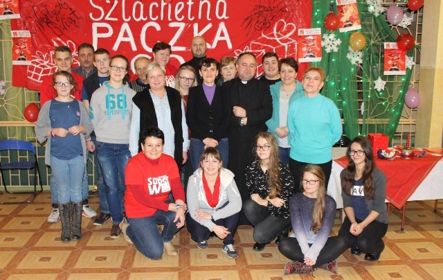 W tym roku w powiecie opatowskim działało 20 wolontariuszy Szlachetnej Paczki. Pomogli dostarczyć paczki 50 potrzebującym rodzinom. Liderką tego rejonu była Barbara Brzeska (na zdjęciu pierwsza z lewej w dolnym rzędzie).