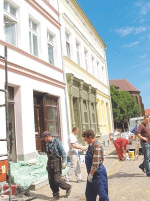 Z zewnątrz budynki z białogardzkiej starówki prezentują się naprawdę efektownie. 