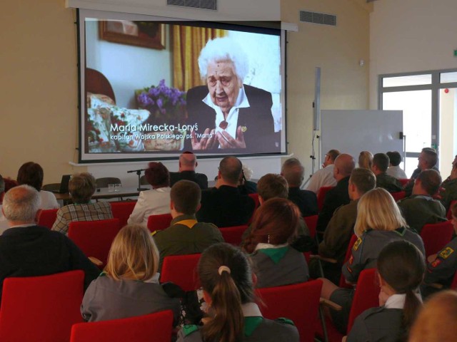 Wyświetlany film na spotkaniu w Stalowej Woli.