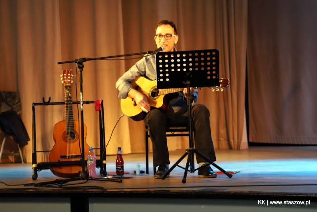 Pan Jacek Krzysztofik w trakcie 24 godzinnego koncertu