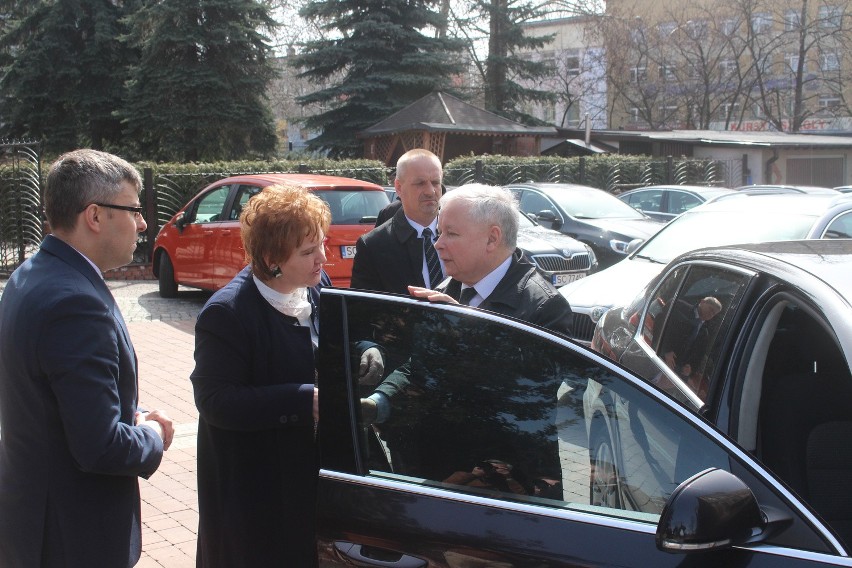 Tablicę pamiątkową ku czci ofiar katastrofy smoleńskiej...