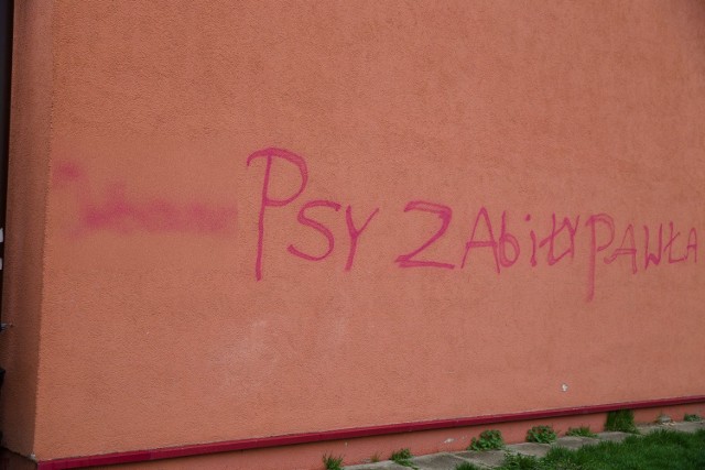 Śmierć Pawła Klima wzburzyła mieszkańców ulicy Barszczańskiej w Białymstoku. Swoje niezadowolenie z policyjnej interwencji wyrazili nawet na blokach, w których mieszkają