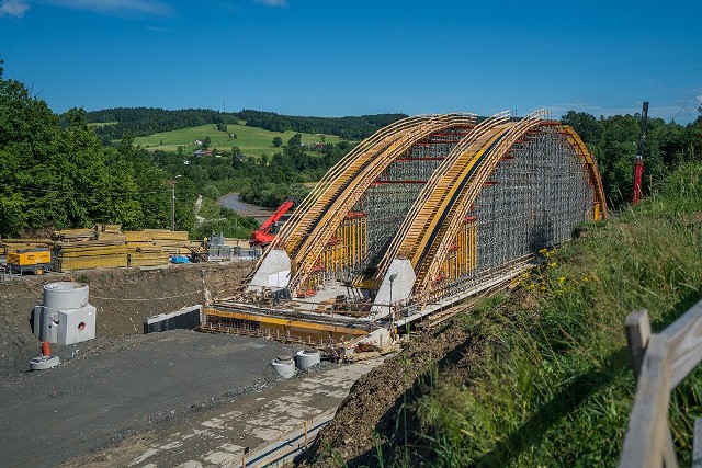 Estakada nabiera kształtów. Budowlańcy przygotowali już szalunki pod łuki. Niebawem wyleją beton.