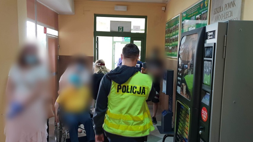 Policja w lokalu wyborczym nr 1 w Strzelcach Opolskich. Funkcjonariuszy wezwał jeden z mieszkańców