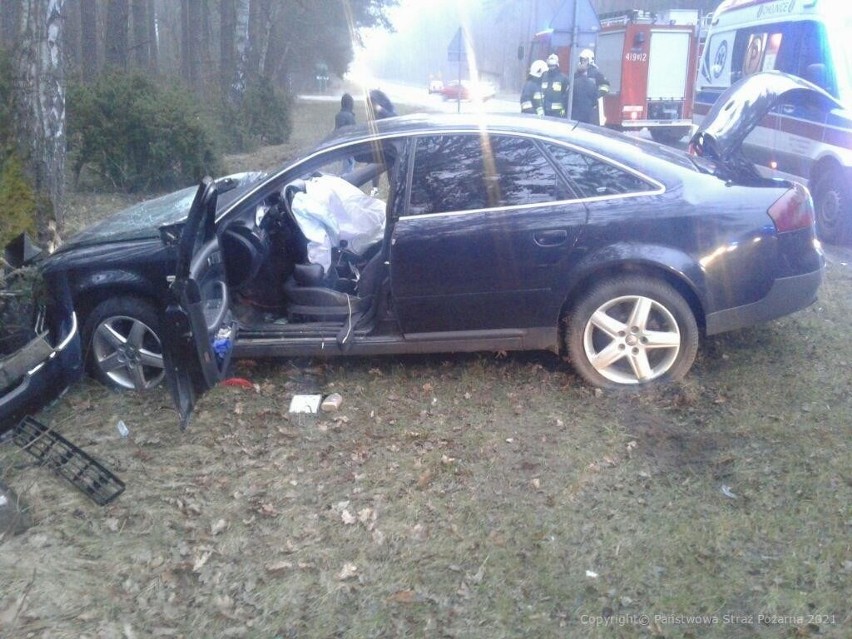 Wypadek na drodze 22. Kierowca trafił do szpitala.