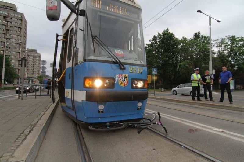 Wrocław: Wypadek rowerzysty przy moście Grunwaldzkim. Wjechał na czerwonym? (ZDJĘCIA)