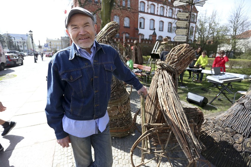 Wiktor Szostała i jego rzeźby przed słupskim ratuszem.