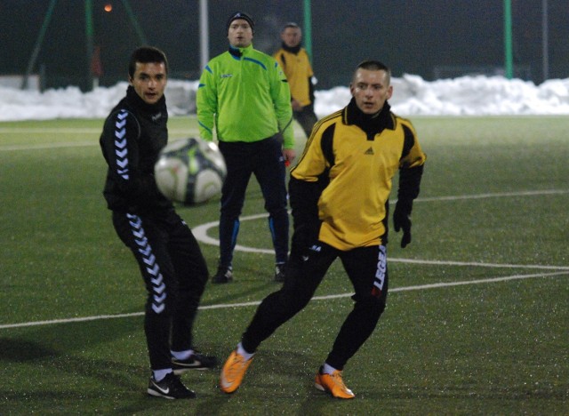 Dwa gole dla Łysicy Bodzentyn w sparingu z rezerwami Korony Kielce strzelił Mirosław Kalista (z prawej).