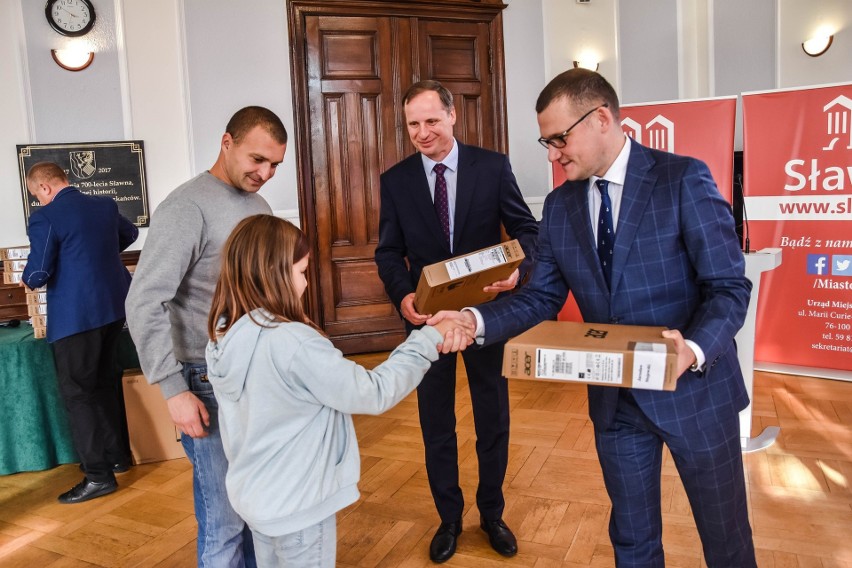 Dzieci z rodzin popegeerowskich w Sławnie dostały nowe laptopy [zdjęcia]