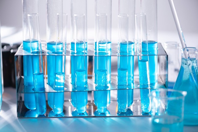 Pałeczka ropy błękitnej to rodzaj bakterii, który występuje w środowisku wodnym. Nazwa "pałeczka" pochodzi od charakterystycznego wydłużonego kształtu, a "ropa błękitna" od niebiesko-zielonego koloru, jaki przybiera w warunkach replikacji.