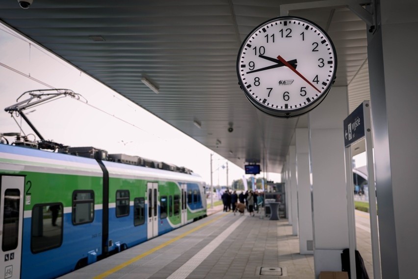 Pociągi już jeżdżą z Rzeszowa do lotniska w Jasionce. Problem spornej drogi rozwiązał samorząd wojewódzki 