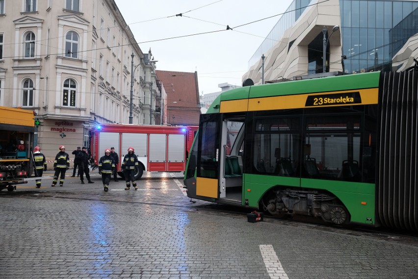 Marcinkowskiego: Groźny wypadek w centrum. Tramwaj wbił się...