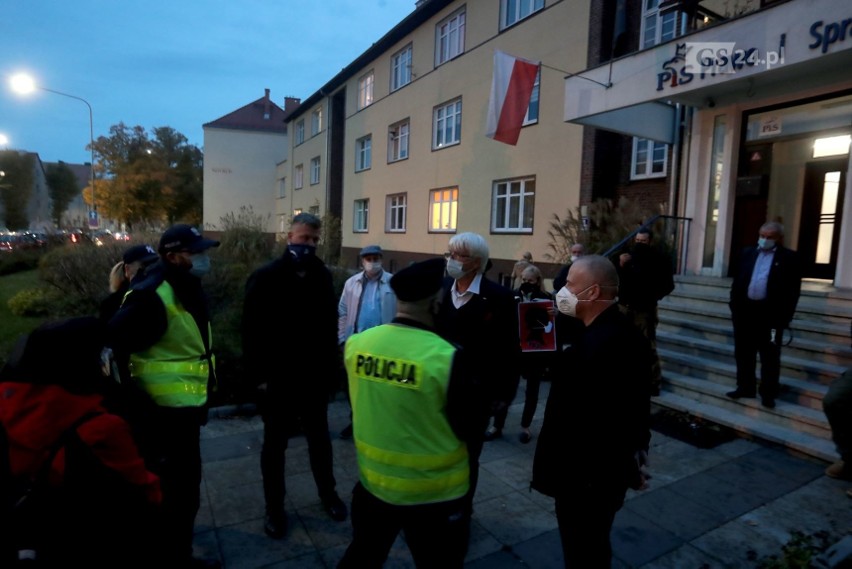 Nie tylko przed biurem Brudzińskiego, ale znicze pojawiły...