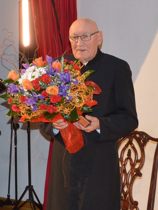 Ksiądz Marian Podgórny podczas ceremonii nadania tyrułu...