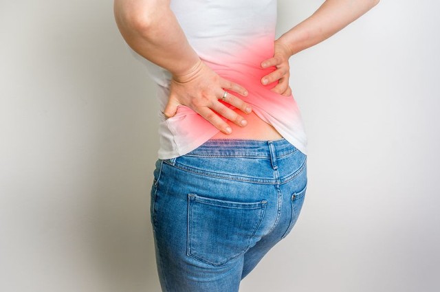 Ryzyko bólu biodra zwiększa nadmierna masa ciała, ponieważ stanowi przewlekłe obciążenie dla stawów podczas wykonywania codziennych czynności.