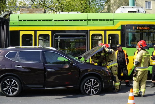 Wypadek w Poznaniu. Samochód zderzył się z tramwajem