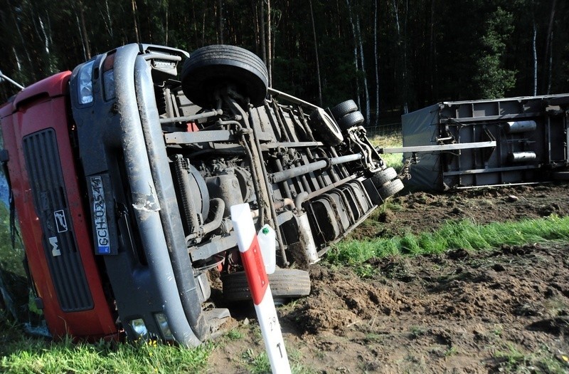 Wypadek pod Kobylanką. TIR w rowie