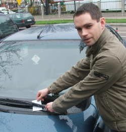 Mirosław Zdunek z biletem za parkowanie na Gorbatowa. Ostrołęczanin zapłacił bez oporów i zauważył nawet, że po wprowadzeniu opłat łatwiej znaleźć tu wolne miejsce.
