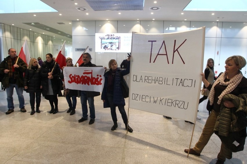 Pracownicy szpitali protestowali przed sesją sejmiku