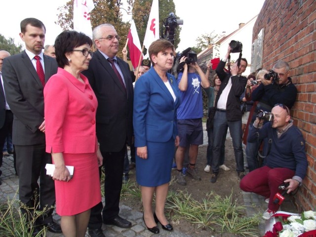 Beata Szydło przyjechała we wtorek do Lubina. Wraz z przedstawicielami PiS złożyła kwiaty pod pomnikiem Solidarności i tablicą upamiętniającą ofiary katastrofy samolotu w Smoleńsku. W środę ma przyjechać do Wrocławia